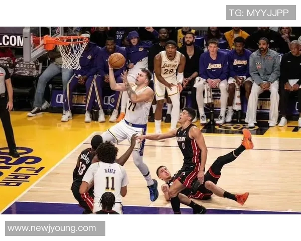 湖人队客场爆冷关键:东契奇对决里夫斯,湖人三要素制胜